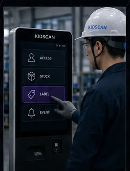 라벨 메뉴가 선택된 KIOSCAN 키오스크 화면 앞에 작업자가 서 있는 콘셉트 이미지
