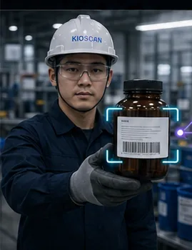 작업자가 바코드 라벨이 붙은 용기를 카메라 앞에 들고 인식 프레임이 표시된 콘셉트 이미지